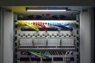 Oświetlenie LED do szaf teleinformatycznych stojących lub wiszących 19" mocowanie na magnes